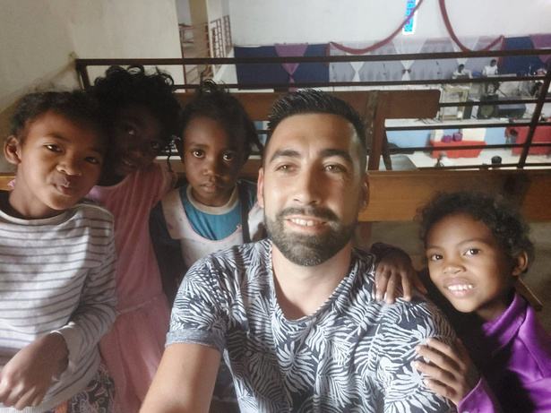 Cyril Cerdan en selfie, entouré d’enfants accueillis par l’association