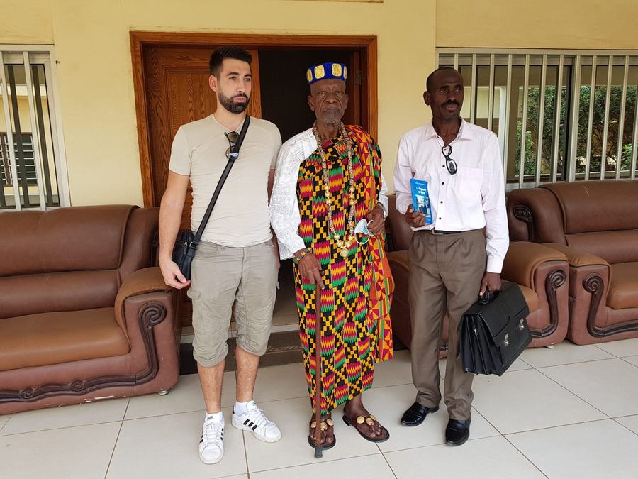 Cyril Cerdan avec le roi des Ewés du Togo, Togbui Agokoli IV, et un proche collaborateur