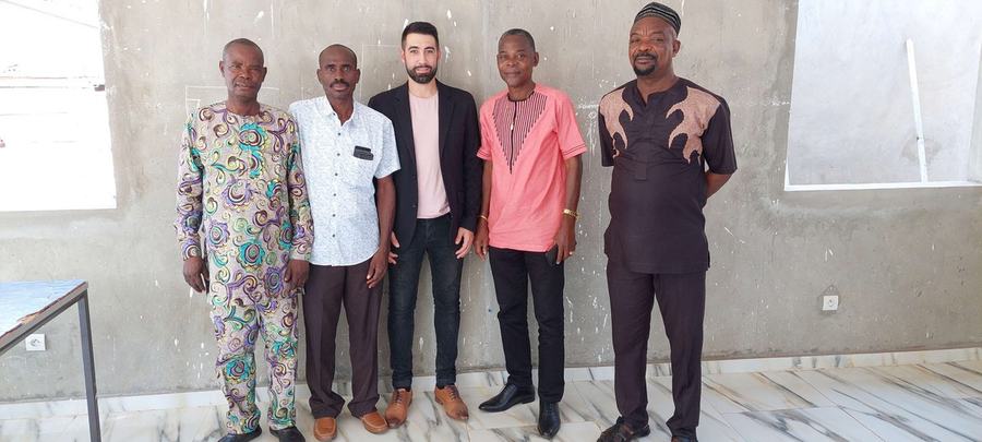 Cyril Cerdan avec des responsables locaux au Togo